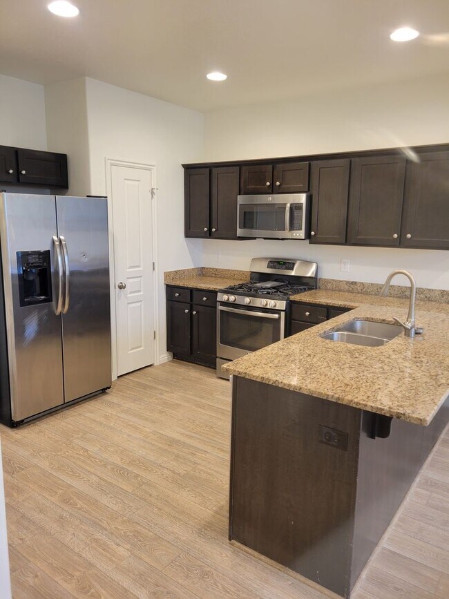 Building Photo - Absolutely GORGEOUS Townhouse!!!