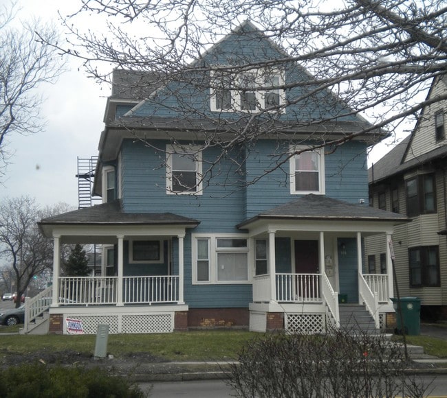 Building Photo - 378 Alexander St