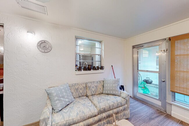 Foto del edificio - 5887 Whistlewood Cir