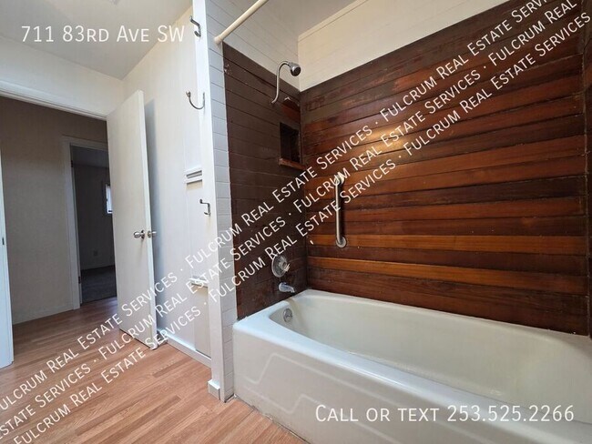 Foto del edificio - 711 83rd Ave SW
