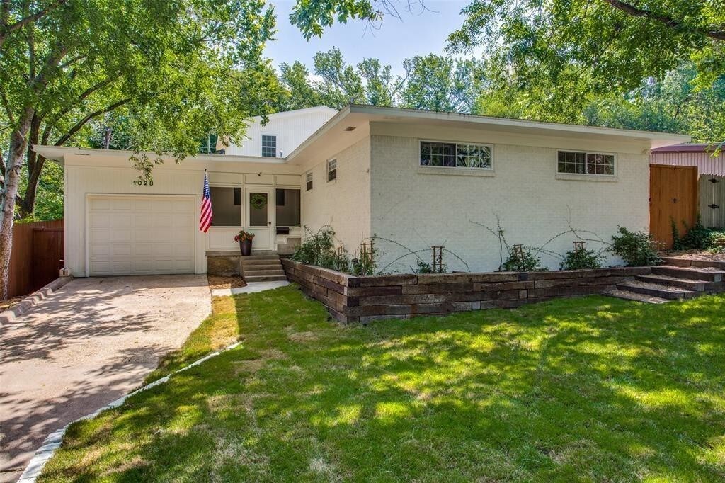 Primary Photo - 1028 Tipperary Dr