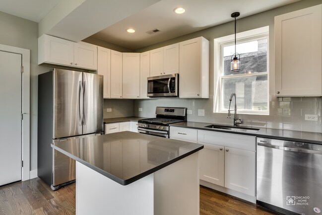 Foto del edificio - 2824 N Drake Ave