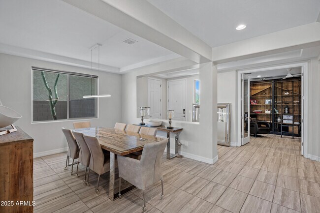 Building Photo - 2423 N Beverly Pl