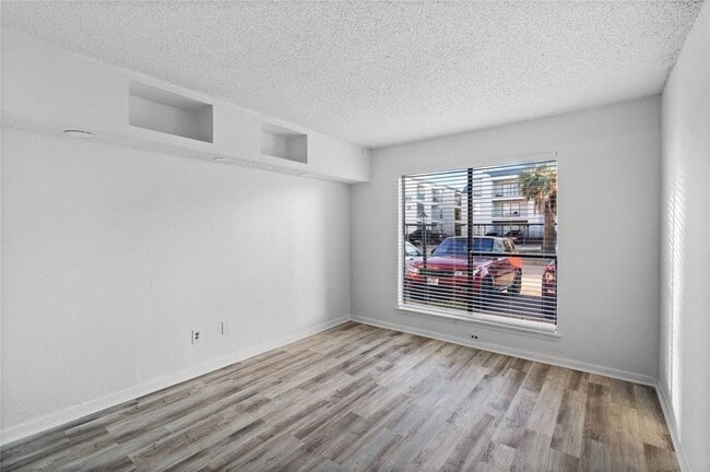Building Photo - 2830 S Bartell Dr