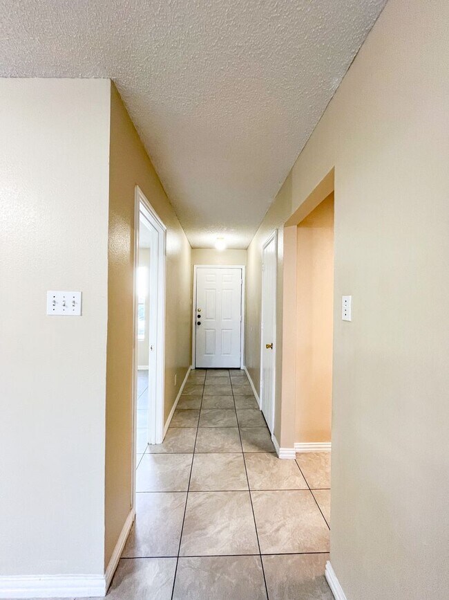 Foto del edificio - Available NOW!!!! Beautiful 4 bedroom, 2 bath, 2 car garage home with a privacy fenced yard and c...