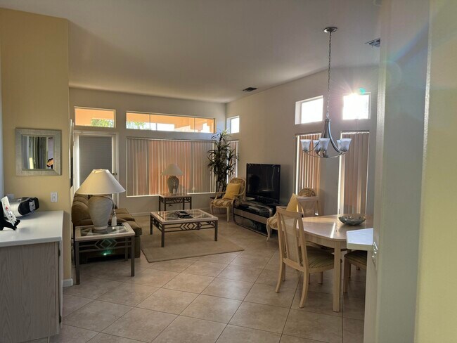 Foto del edificio - 78383 Silent Dr