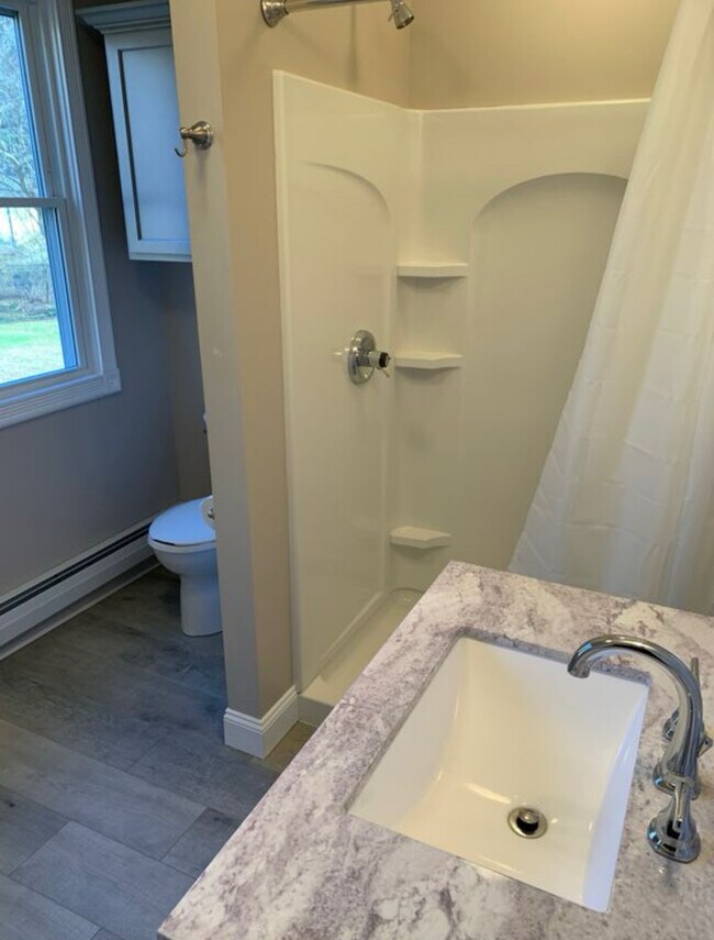 Primer piso baño completo con ducha. - 1744 Farmington Ave