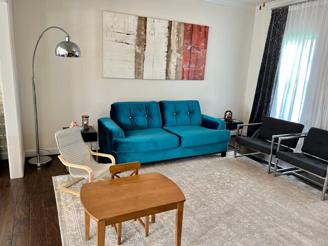 Foto del edificio - 4 Bedroom Home with Garage & Convenient ac...