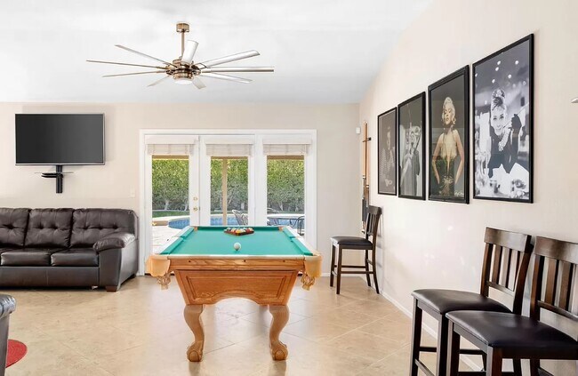 Foto del edificio - 1489 E Francis Dr