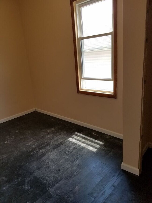 Building Photo - 3rd Floor 1-Bedroom Efficiency Apartment