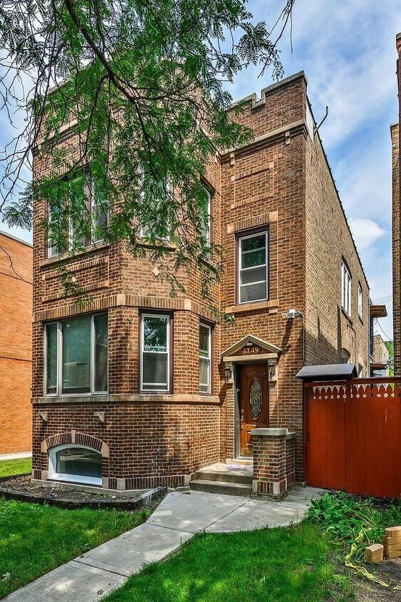 Primary Photo - 4249 N Francisco Ave