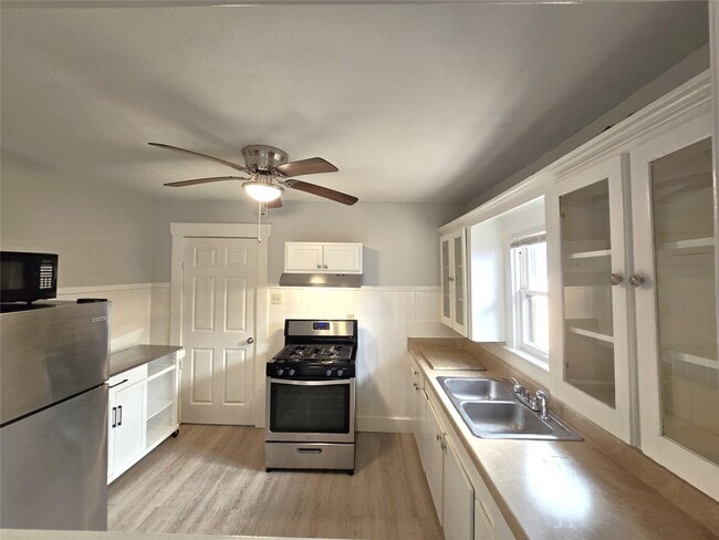 Building Photo - 2812 St Emanuel St