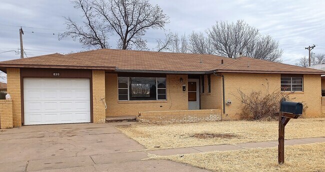 Building Photo - 820 Plains
