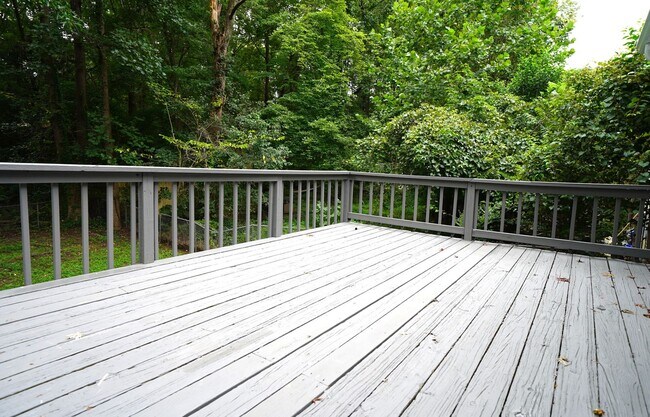 Building Photo - Newly updated 4bed, 2bath Tri-level with f...