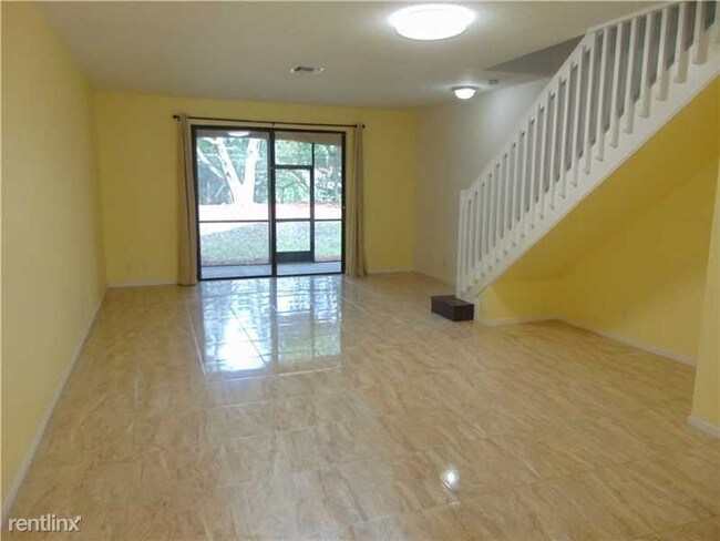 Building Photo - 3915 Tree Top Dr