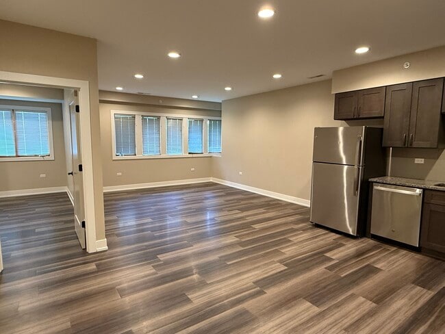 Building Photo - 400 E Hillcrest Dr
