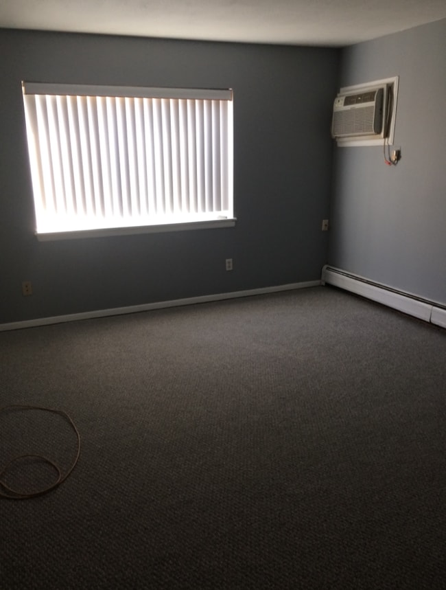 Master Bedroom - 62 Country Club Ln