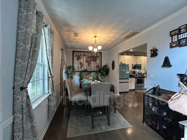 Foto del edificio - 912 Hullview Ave