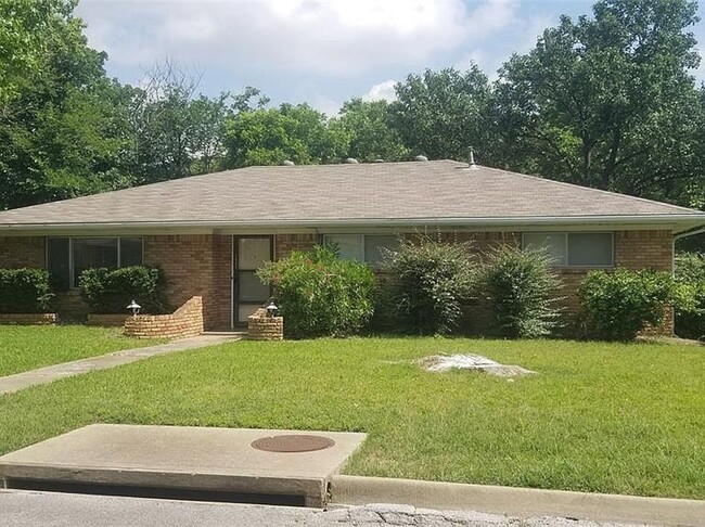 Building Photo - 3 Bedroom/2 Bath/2 Car Garage Home - Walki...