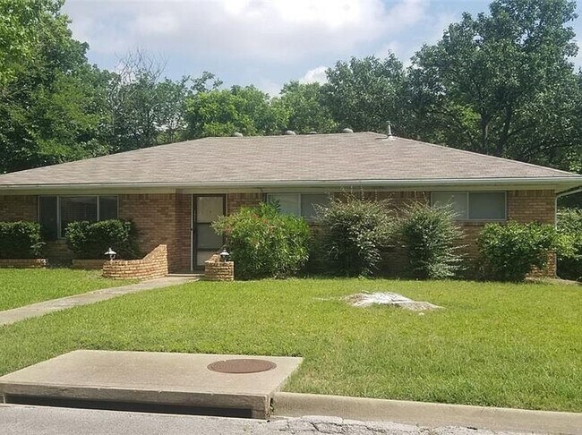 Foto del edificio - 3 Bedroom/2 Bath/2 Car Garage Home - Walki...