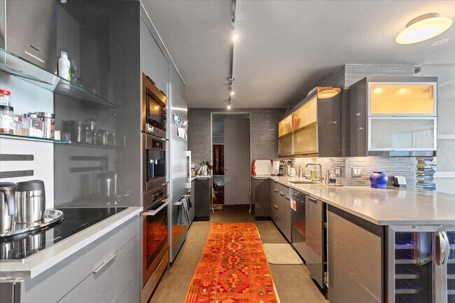 Foto del edificio - 2400 N Lakeview Ave