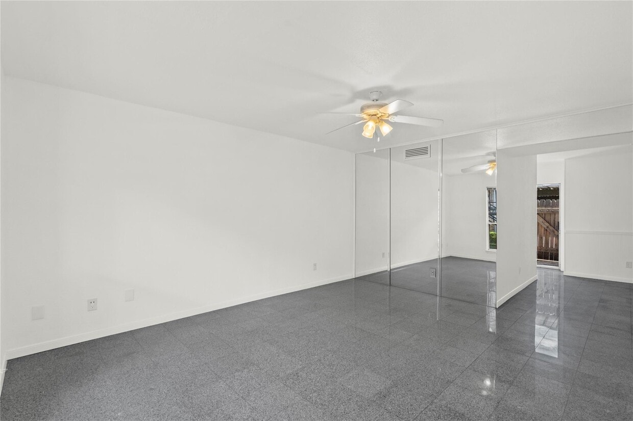 Building Photo - 6202 Skyline Dr