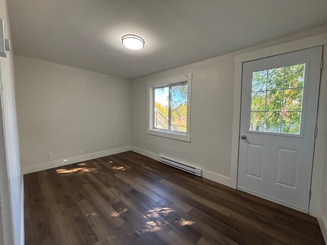 Building Photo - 2 Bedroom 1 Bath Apartement