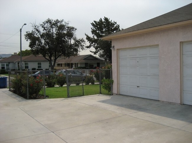 Building Photo - 1225 N Screenland Dr
