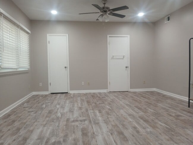 Building Photo - 3 Bedroom 2 Bathroom house