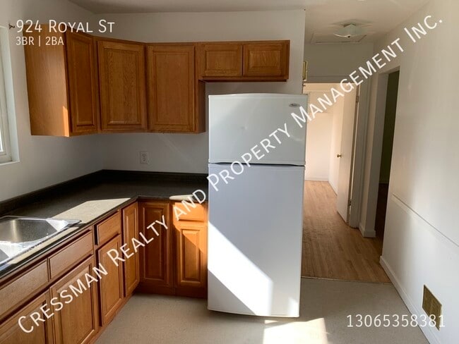 Building Photo - 2 Bedroom Main Floor Unit in Rosemont