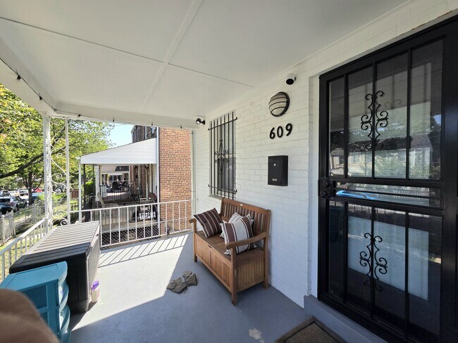 Foto del edificio - 609 Farragut Pl NE