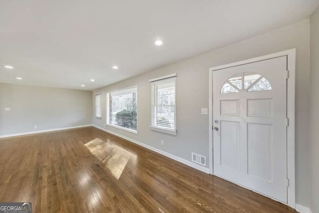 Building Photo - 909 Rosedale Dr