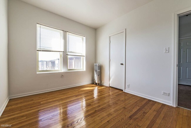 Building Photo - 2 br, 1 bath Apartment - 8201 S Drexel Ave