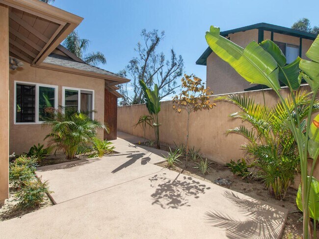Foto del edificio - Studio with Loft, Private Patio, and All U...