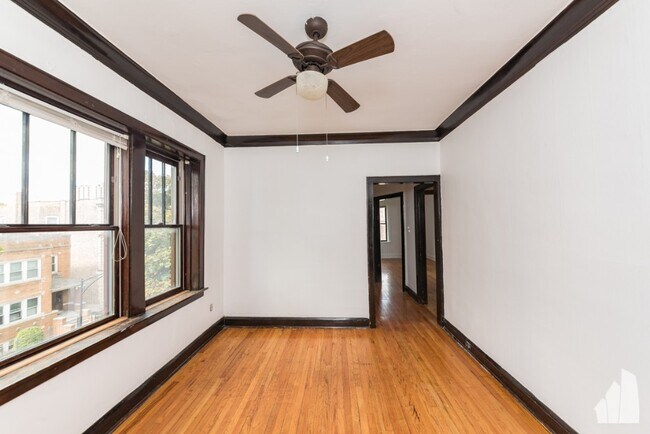 Building Photo - 1005 N Hoyne Ave