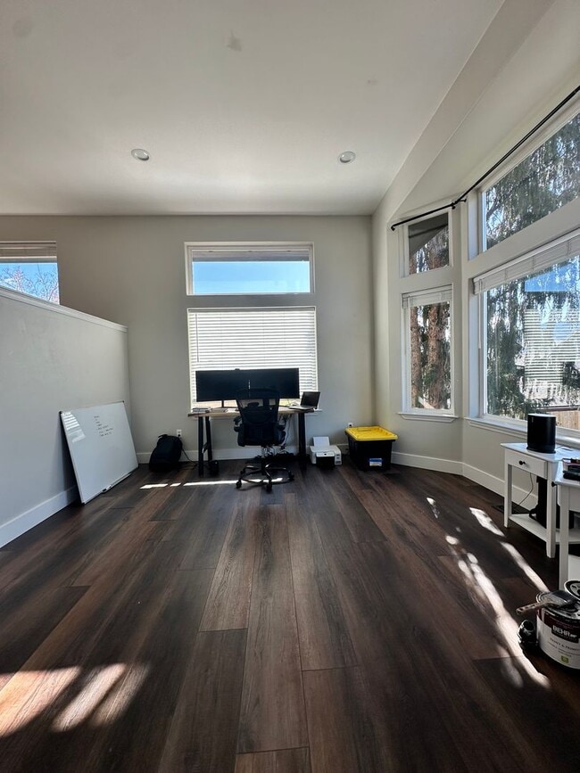 Building Photo - Spacious Multi-Generational Home with Stunning Views – 5 Bed, 3 Bath