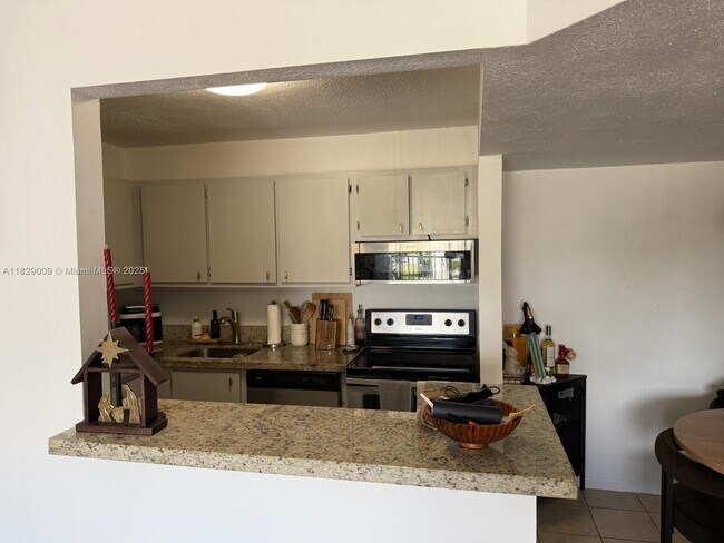 Foto del edificio - 7180 NW 179th St
