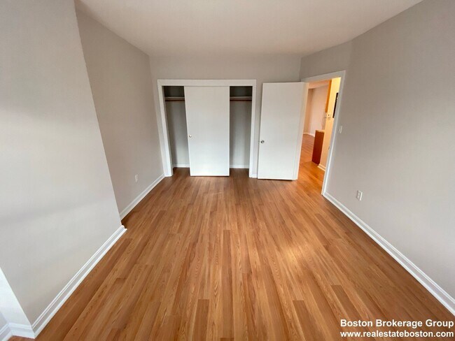 Building Photo - Spacious 3 bedroom