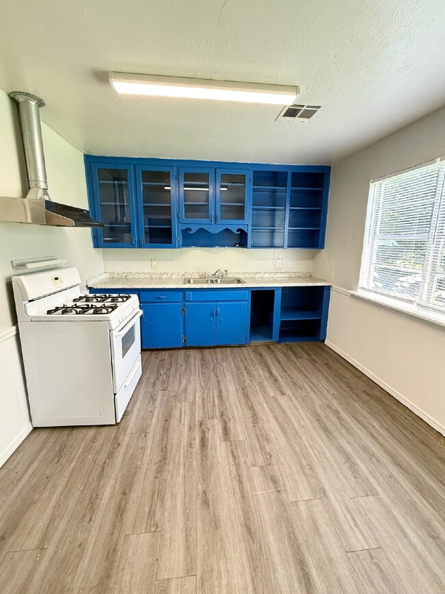 Building Photo - Cozy 3-Bedroom with HUGE Yard – Available ...