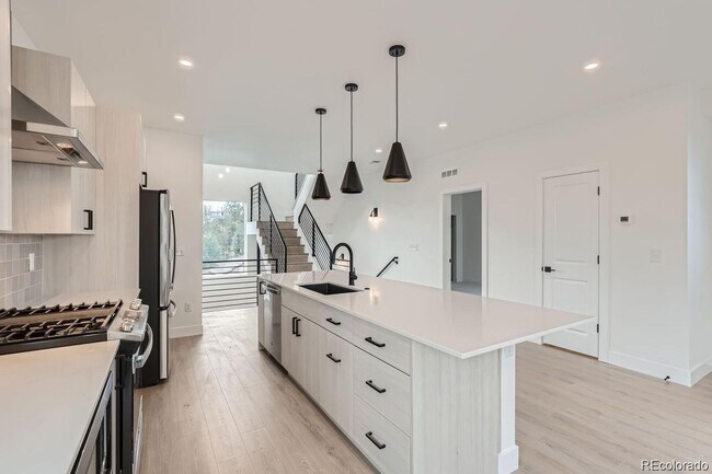 Foto del edificio - New Construction 3-Bedroom Townhome with Rooftop Deck & Mountain Views