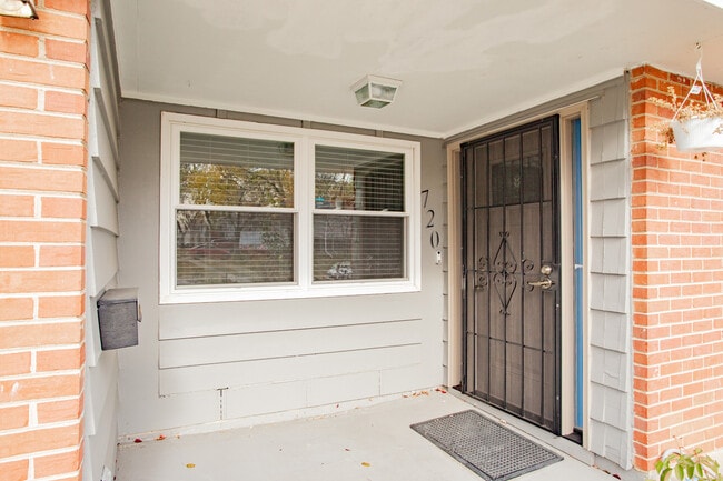 Building Photo - 720 Durham Ln