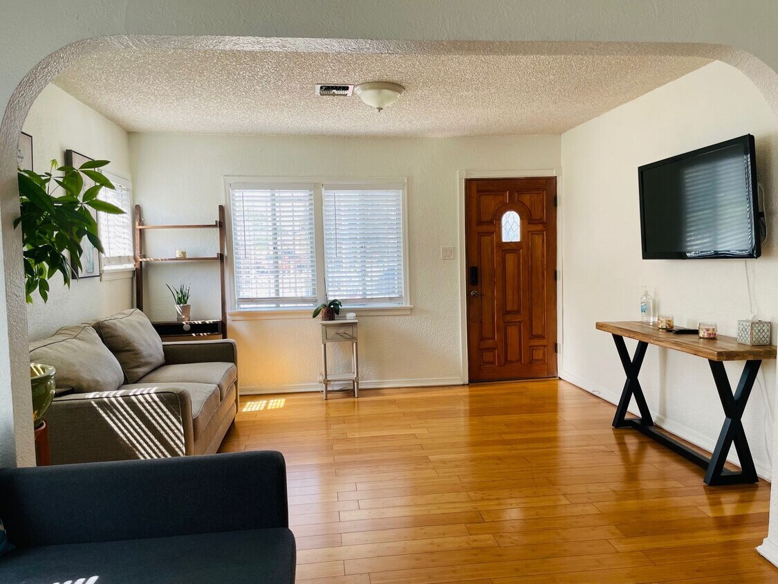 Foto principal - 2 Bed + 1 Bath Charming SFR Home with Laun...