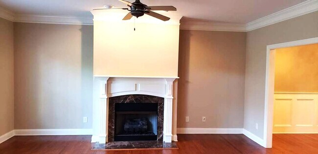 Foto del edificio - Coming Soon! Location! Location! Beautiful townhouse in a quiet neighborhood in West Cary off of ...