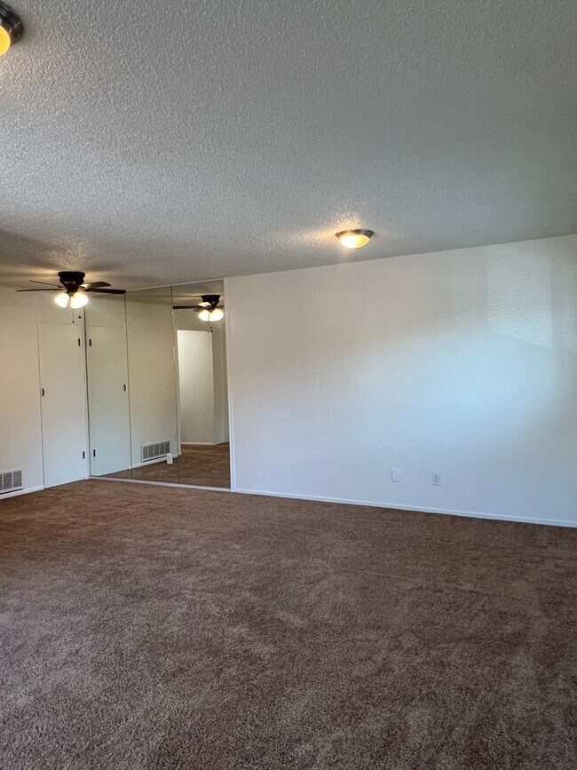 Foto del edificio - UPSTAIRS 2 BED UNIT IN ROSEVILLE!!
