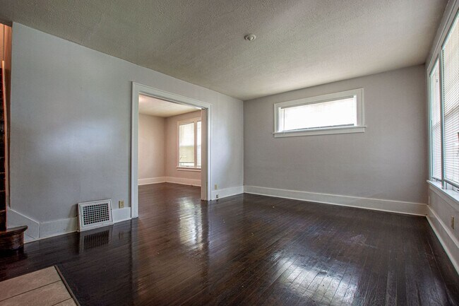 Foto del edificio - 4934-4936 Davenport Street