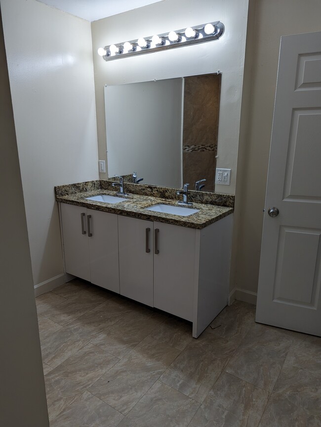 Master Bathroom - 5620 SW 40th St