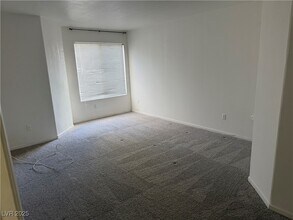 Building Photo - 698 S Racetrack Rd