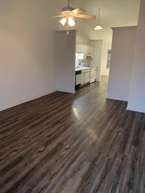 Foto del edificio - 2704 Bluff View Dr
