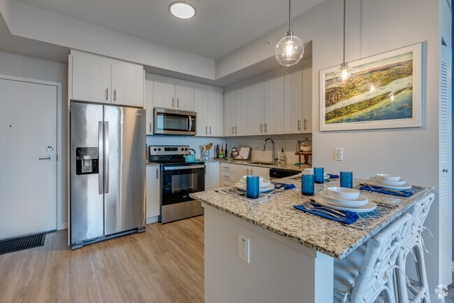 2BR, 2BA - 915SF - Kitchen - Pura Vida Hialeah Luxury Apartments