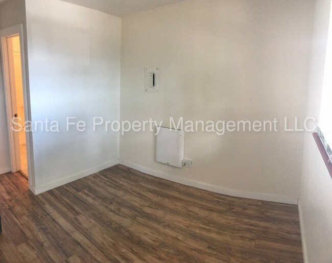 Building Photo - 1 Bedroom Unit Available Now!